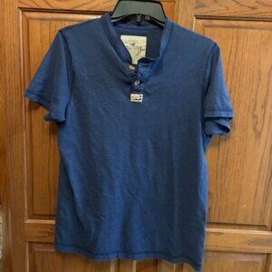 Hollister Boys Blue Henley style short sleeved shirt. Size L